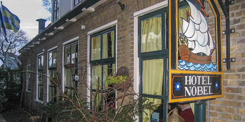 Cafe, hotel, restaurant en slijterij Nobel op Ameland is een begrip op het Wadeneiland Hotel Nobel (cafe, hotel, restaurant en slijterij) op Ameland is een begrip op het Wadeneiland