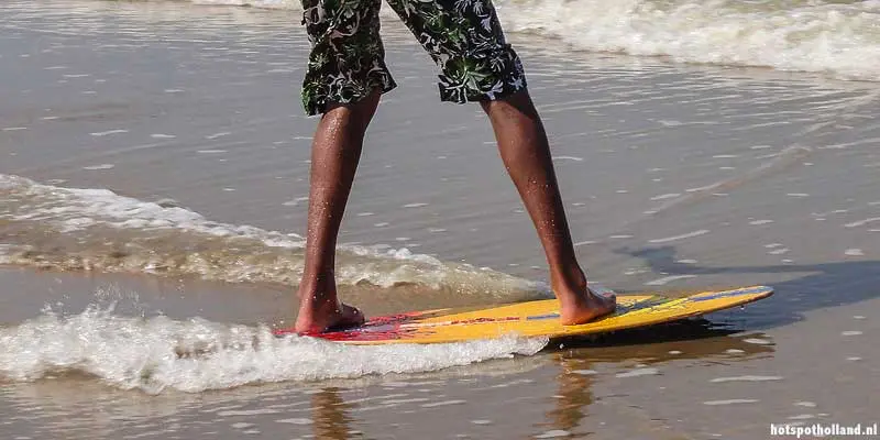 Skimboarden op het strand van Ameland Skimboarden op het Noordzeestrand van Ameland