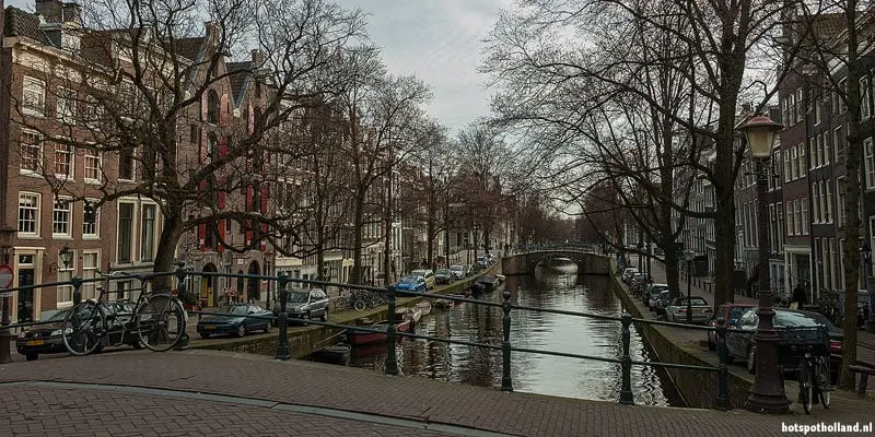 De Reguliersgracht in Amsterdam waar enkele scenes uit de James Bond Diamonds are Forever werden opgenomen De Reguliersgracht in Amsterdam waar enkele scenes uit James Bond werden opgenomen