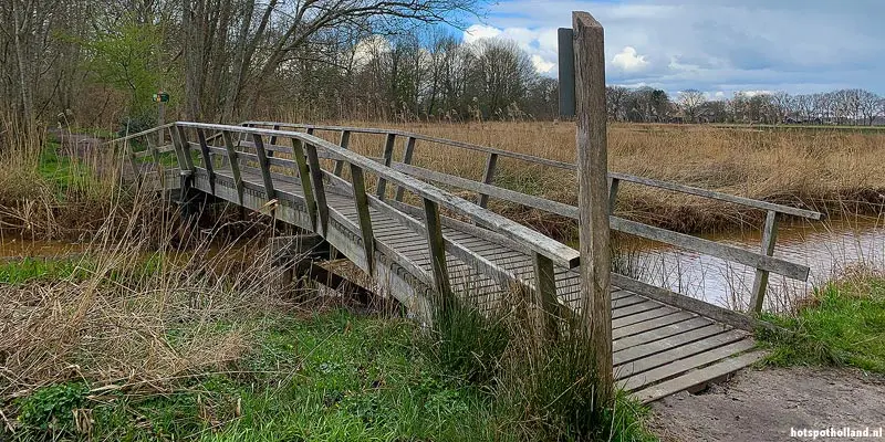 Het bruggetje van Bartje, vlakbij de kerk bij het Bezoekerscentrum De Wheem, Balkbrug Het bruggetje van Bartje, vlakbij de kerk bij het Bezoekerscentrum De Wheem, Balkbrug