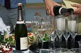 Sprankelende champagne tijdens je huwelijksaanzoek Champagne hoort bij het huwelijk