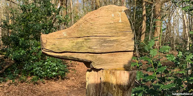 Een das wijst de weg voor een spannende kinderwandeling achter bezoekerscentrum De Wheem, Balkbrug Een das wijst de weg voor een spannende kinderwandeling achter bezoekerscentrum De Wheem, Balkbrug