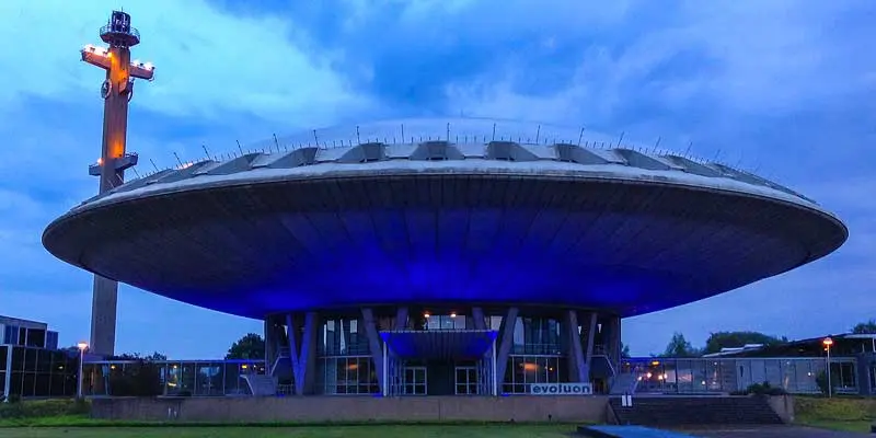 Het Evoluon was vroeger het gezicht van Eindhoven. Tegenwoordig kent alleen de oudere generatie het gebouw nog Het Evoluon was vroeger het gezicht van Eindhoven. Tegenwoordig kent alleen de oudere generatie het gebouw nog
