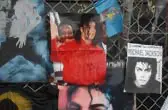 Briefjes en bloemen bij het standbeeld van de King of Pop in het Brabantse Best Briefjes en bloemen bij het standbeeld van Michael Jackson in Best in Brabant