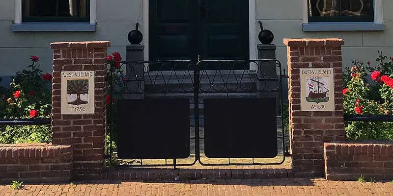 Deze stenen in Oost-Vlieland herinneren aan de tijd dat er nog een dorp op Vlieland was Deze stenen in Oost-Vlieland herinneren aan de tijd dat er nog een dorp op Vlieland was