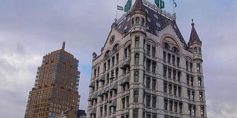 De eerste wolkenkrabber van Nederland steekt nu schraal af tegen alle hoge gebouwen in Rotterdam De eerste wolkenkrabber van Nederland steekt nu schraal af tegen alle hoge gebouwen in Rotterdam