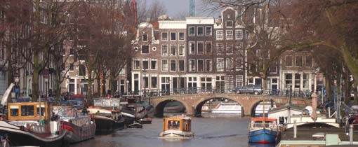 De grachten van Amsterdam. Shoppen in een van de vele kleine winkeltjes of genieten op een terrasje