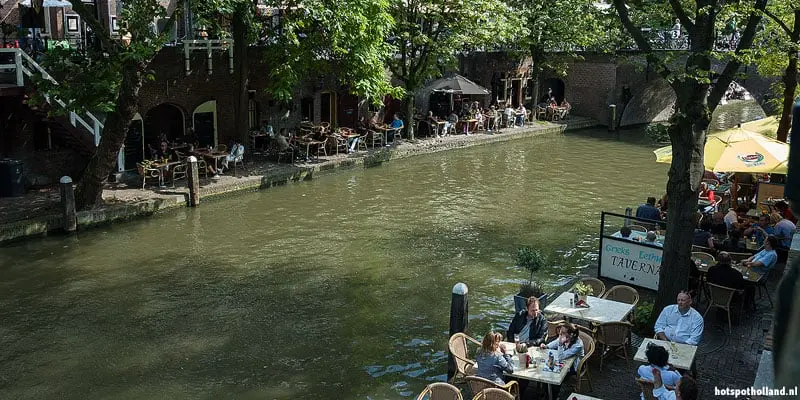 De gezellige Oude Gracht in Utrecht De gezellige Oude Gracht in Utrecht
