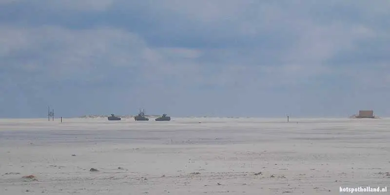 De Vliehors op Vlieland wordt ook gebruikt als militair oefenterrein De Vliehors op Vlieland wordt ook gebruikt als militair oefenterrein