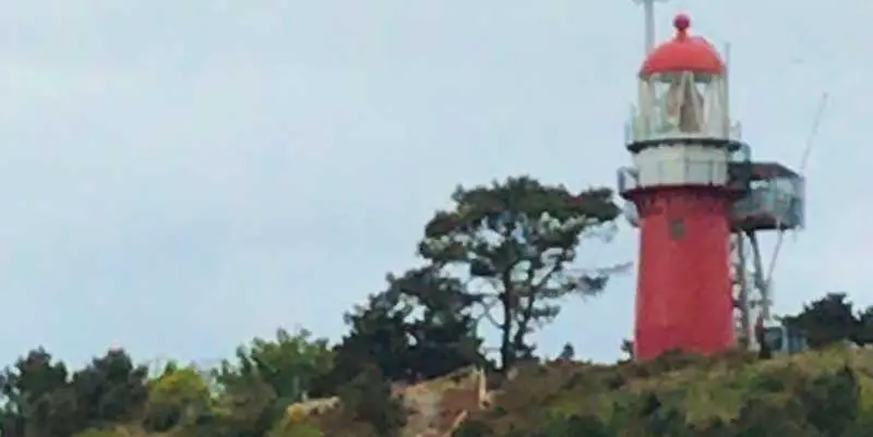 De vuurtoren van Vlieland op het Vuurboetsduin, het hoogste punt van Friesland De vuurtoren van Vlieland op het Vuurboetsduin, het hoogste punt van Friesland
