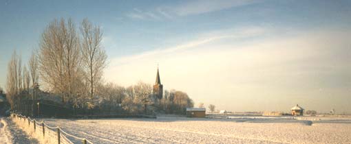 Het kerkje van Wieuwerd op een mooie zonnige winterochtend