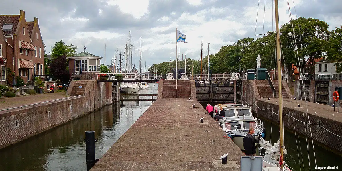 Muiden. Ga lekker met een ijsje bootjes kijken bij de grote sluis. Genieten!