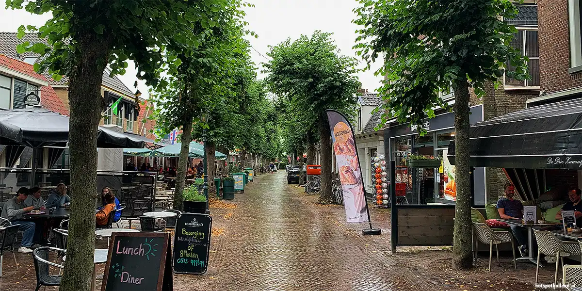 Buorren, Langweer. Een gezellige straat met restaurants en bars, in het centrum van het dorp
