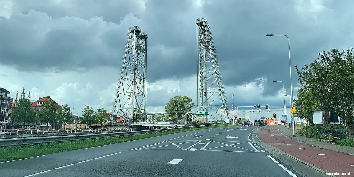 De karakteristieke Hefbrug over de Gouwe in Waddinxveen is een rijksmonument