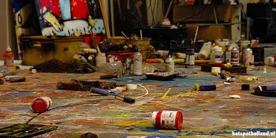 Het atelier van Herman Brood tijdens een tentoonstelling in het Groninger Museum