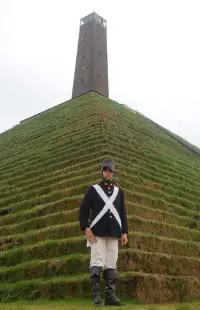 Franse soldaat bij de Utrechtse Heuvelrug bij Austerlitz Franse soldaat bij de Pyramide van Austerlitz