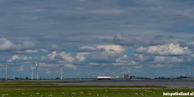 De haven van Emden is op grote afstand te zien