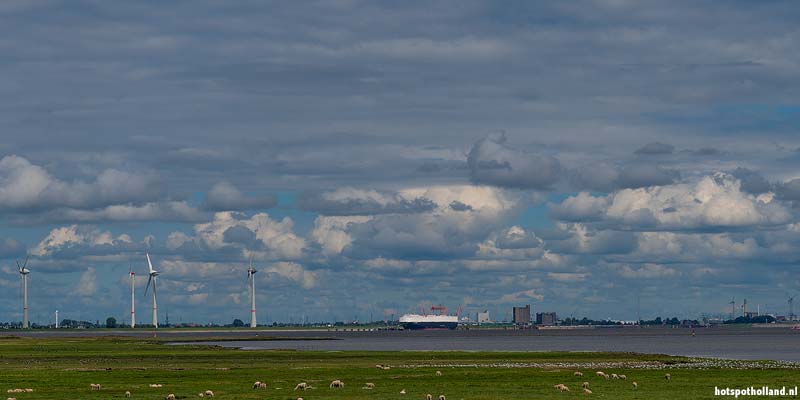 De haven van Emden is op grote afstand te zien