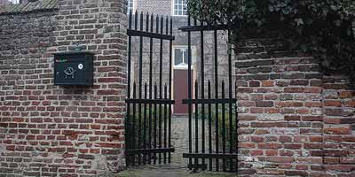 Bronkhorst op een mistige dag. Het Gelderse stadje staat te boek als het kleinste stadje van Nederland