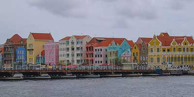 Het historische deel van Willemstad, binnenstad en haven op Curaçao