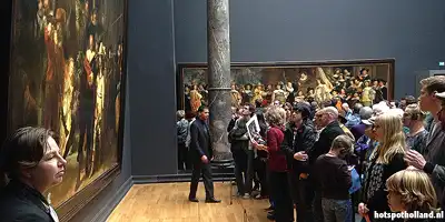 Rembrandt's famous Night Watch, among others, was kept in St. Pietersberg. Photo: Saturday afternoon bustle at the Night Watch in the Rijksmuseum