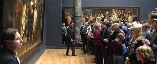 Ondermeer de beroemde Nachtwacht van Rembrandt werd in de St. Pietersberg bewaard. Foto: Zaterdagmiddagdrukte bij de Nachtwacht in het Rijksmuseum