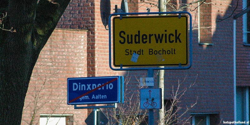 De stoeprand van de Anholtseweg en de Heelweg vormt de grens tussen Duitsland en Nederland
