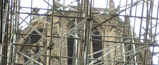 Domtoren Utrecht, De hoogste kerktoren van Nederland Ter gelegenheid van het 750 jarige jubileum van de Domkerk in 2004 werd -terug van weggewaaid- het ontbrekende deel van de kerk tussen toren en kerkgebouw herbouwd door middel van steigermateriaal