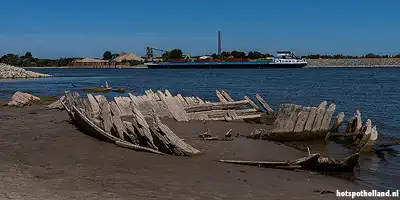 The wreck of the dynamo ship in the Rijn near Spijk