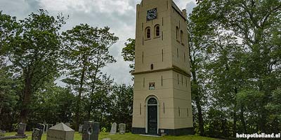 Het middelpunt van Friesland ligt op een hanestap van deze kerktoren