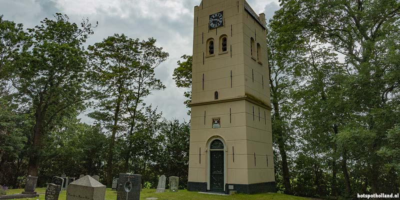 Het middelpunt van Friesland ligt op een hanestap van deze kerktoren