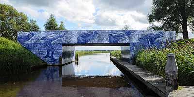 De karakteristieke Elfstedenbrug over rivier de Murk