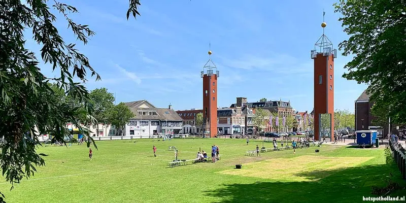 Het grote kaatsterrein ligt in hartje centrum van Franeker