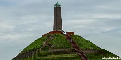 De Pyramide van Austerlitz in de bossen bij Zeist