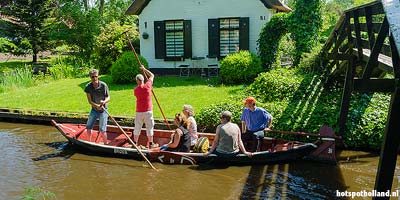 Kahnfahren durch die Wasserstraβen von Giethoorn