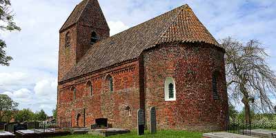 Onze favoriet: De middeleeuwse Martinuskerk van Marsum op een wierde in de weilanden in de omgeving van Appingedam