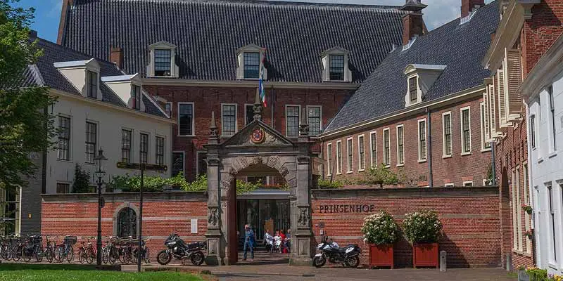 Prinsenhof. Een oase van rust vlak achter de Martinitoren Prinsenhof. Een oase van rust vlak achter de Martinitoren