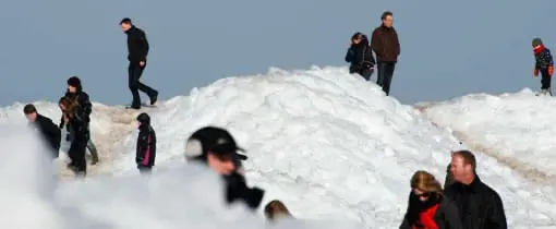IJsbergen bedreigen Hindeloopen na een strenge winter