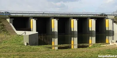 Het in 2005 gerestaureerde inlaatwerk in de dijk van de N 337, Deventer - Olst