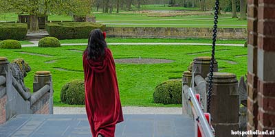 De jonkvrouw voor Kasteel De Haar in Haarzuilens