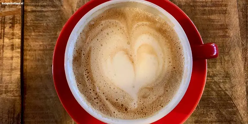 Cappuccino auf einer Terrasse. Unser Städtetrip nach Roermond hat begonnen!