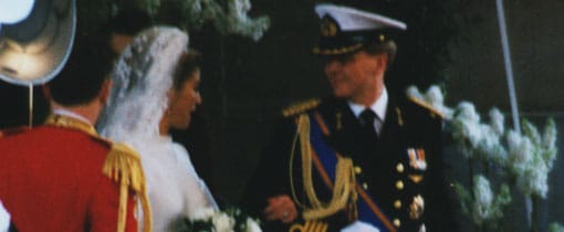 Willem-Alexander en Màxima tijdens hun huwelijk in 2002 bij de ingang van het Koninklijk Paleis