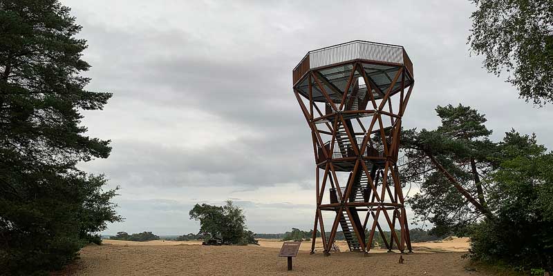 Het Kootwijkerzand op de Veluwe. Bij de Kootwijkerduinen staat de Zandloper uitkijktoren