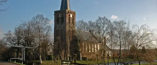 Het kerkje van Kortenhoef aan het dijkje in het dorp. Een schitterende locatie vlak bij water en bos