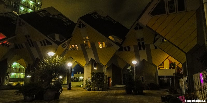 Kubuswoningen Rotterdam bij avond