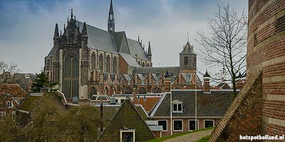 De Hooglandse kerk, gezien vanaf de Burcht in Leiden