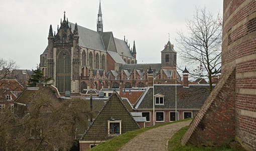 Stedentrip Leiden, De bruisende studentenstad De Hooglandse kerk, gezien vanaf de Burcht in Leiden