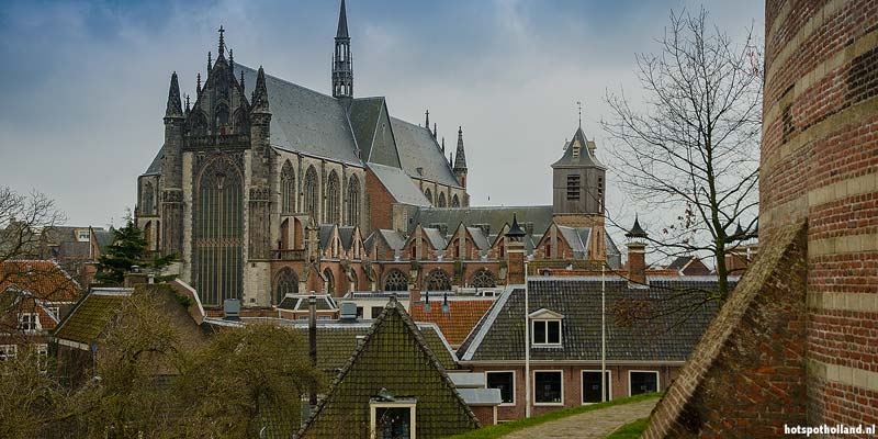 De Hooglandse kerk, gezien vanaf de Burcht in Leiden