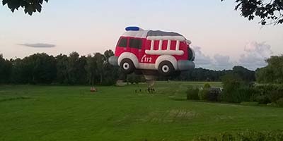 Een luchtballon in de vorm van een Brandweerwagen