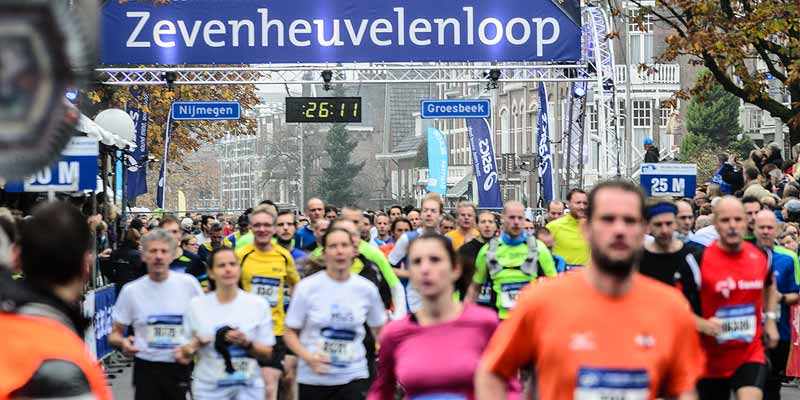 Die berühmte Zevenheuvelenloop. Eine jährliche Laufveranstaltung in Nijmegen